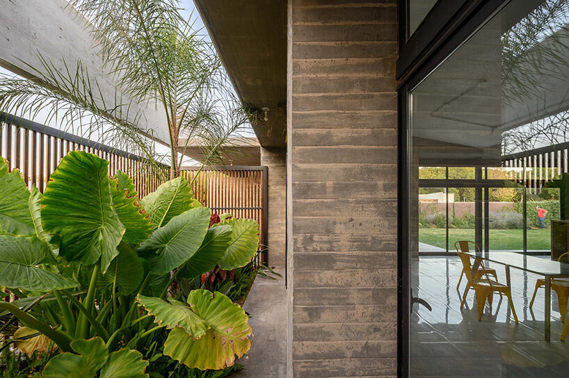 ARP arquitectos shapes 'casa BP' by the shifting sunlight in argentina