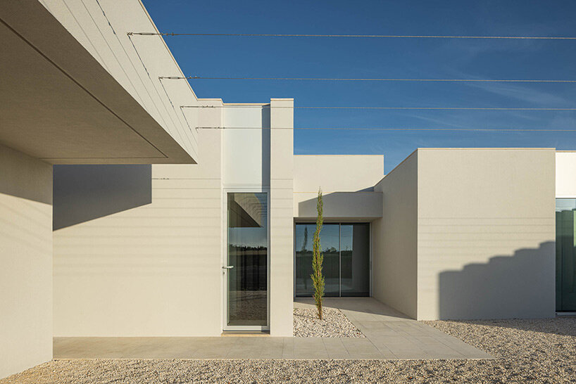 portuguese studio dp arquitectos curates 'casa em romeira' with sunny minimalism