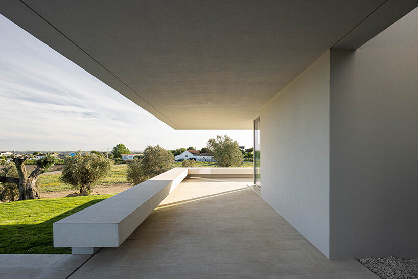 portuguese studio dp arquitectos curates 'casa em romeira' with sunny minimalism