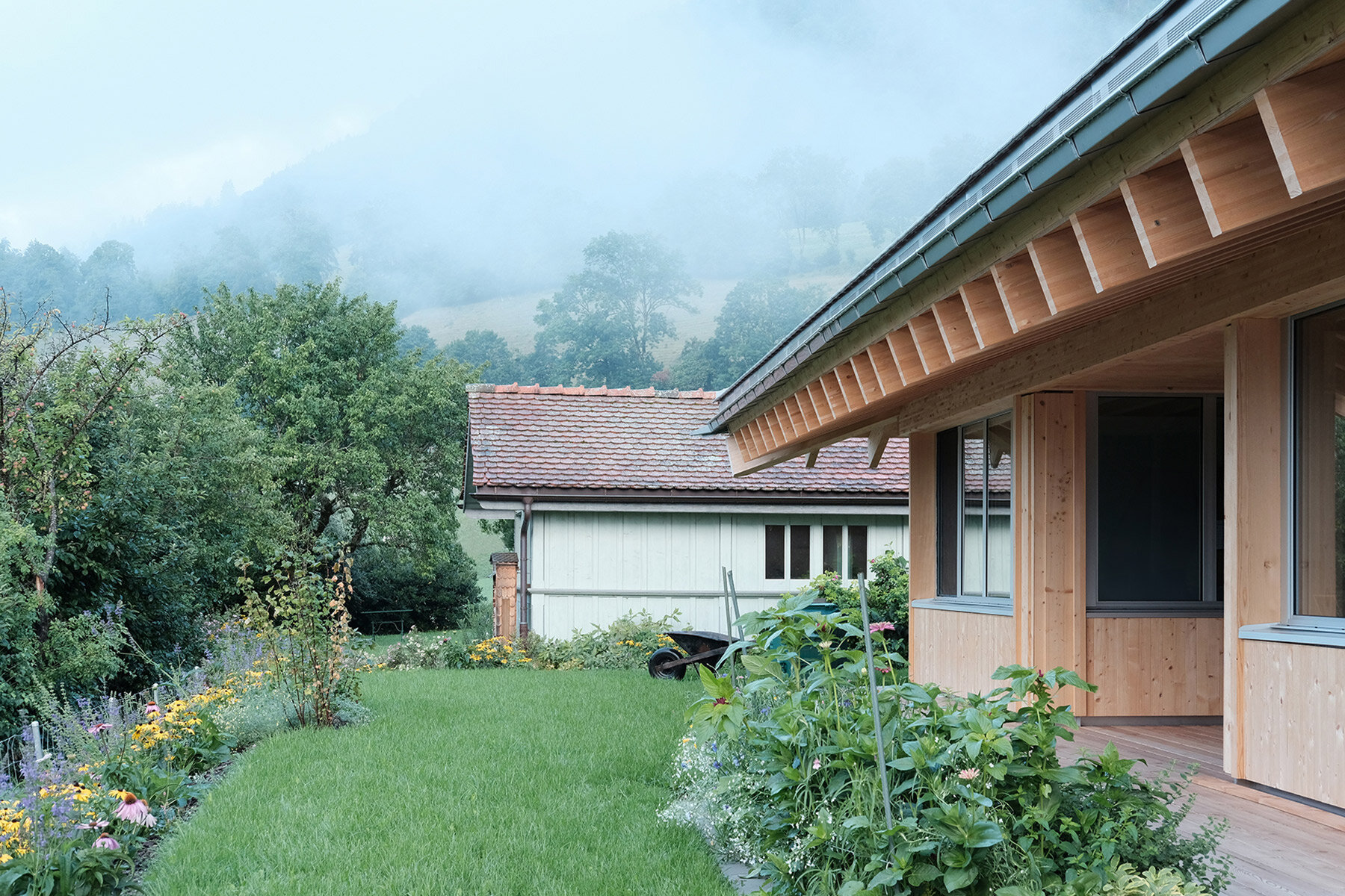 charly-jolliet-pyramid-roof-house-switzerland-designboom-08a
