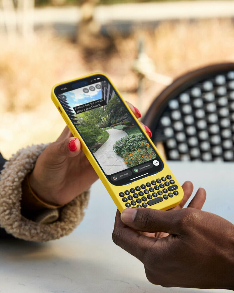 clicks' keyboard for iPhone brings back tactile typing à la blackberry