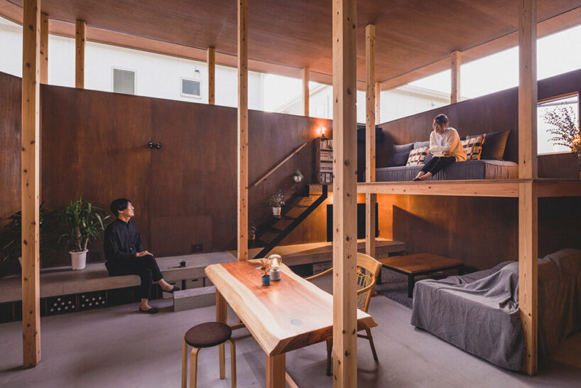 a 'forest' of pillars brings playful depth to this japanese dwelling by IGArchitects