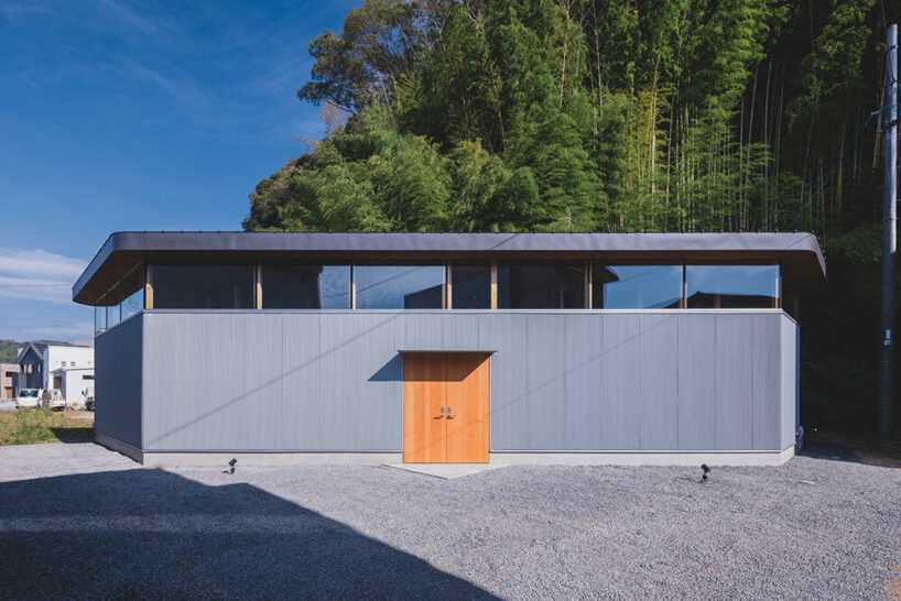 a 'forest' of pillars creates playful depth inside this japanese dwelling by IGArchitects