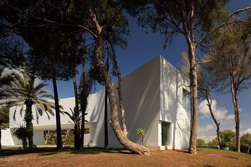 Fran Silvestre took advantage of the slopes along the Spanish coast to create Casa Sabatel.