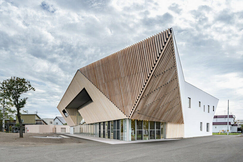 kengo kuma sculpts tessellated wooden eaves for higashikawa community plaza in japan