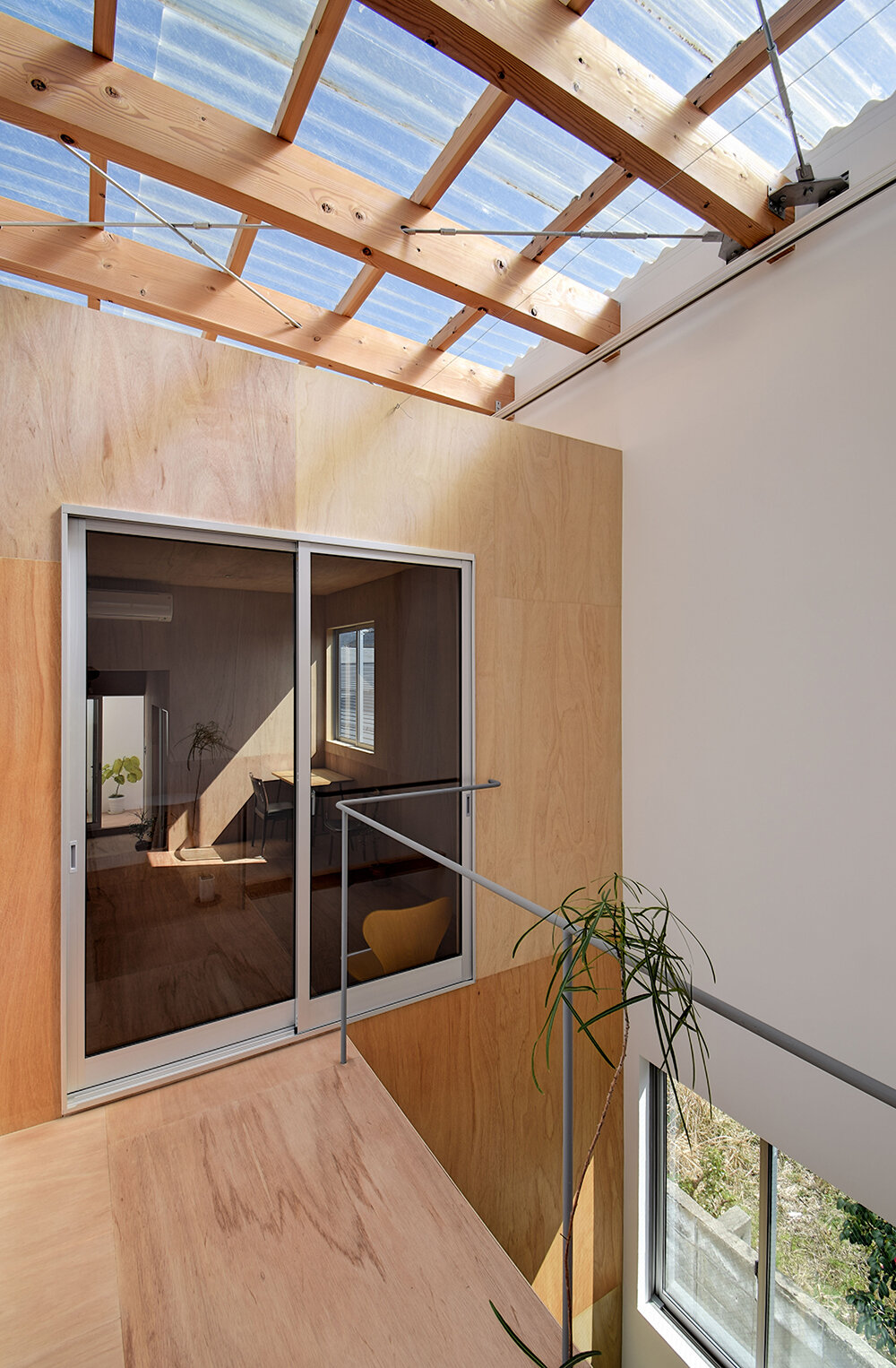 hiroshi kinoshita weaves all-season comfort into snug 'house with indoor garden' in japan