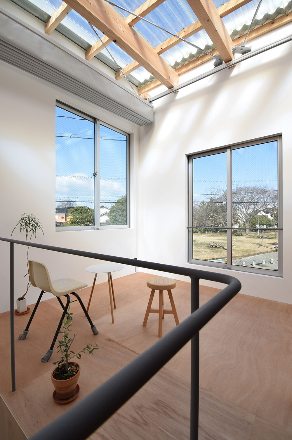hiroshi kinoshita weaves all-season comfort into snug 'house with indoor garden' in japan