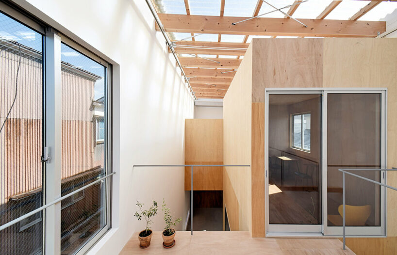 hiroshi kinoshita weaves all-season comfort into snug 'house with indoor garden' in japan