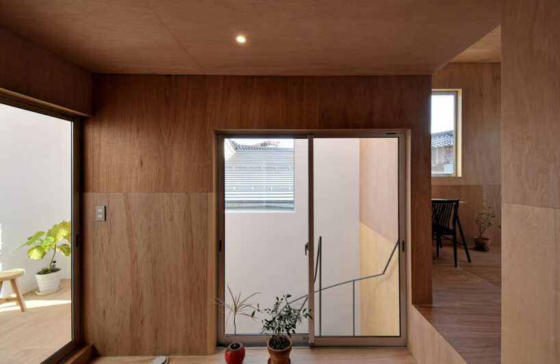 hiroshi kinoshita weaves all-season comfort into snug 'house with indoor garden' in japan