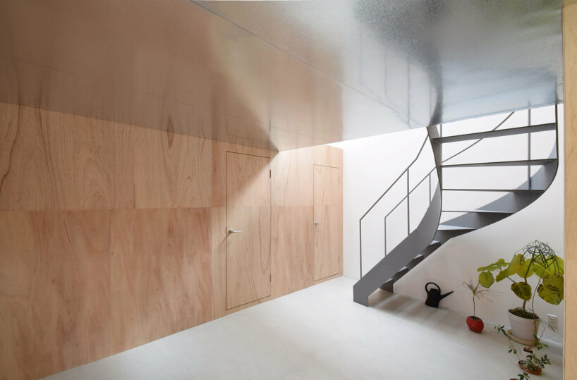hiroshi kinoshita weaves all-season comfort into snug 'house with indoor garden' in japan