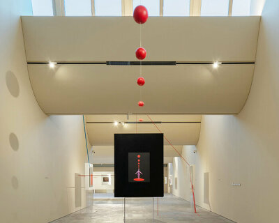 KiKi ARCHi turns dots, rays, and liquid splashes into rich 3D displays for INACTUEL show