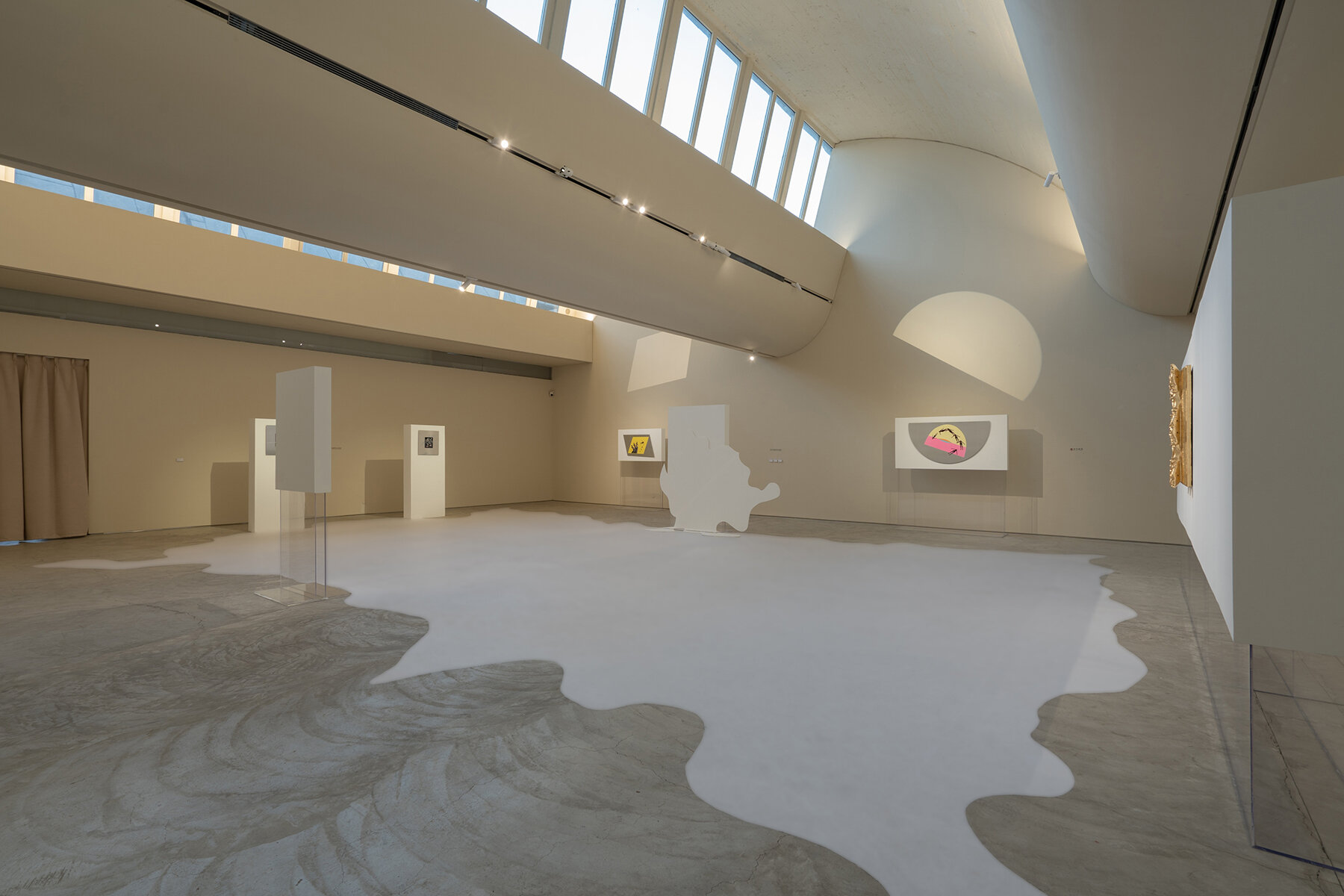 inactuel-exhibition-space-designboom-full-2