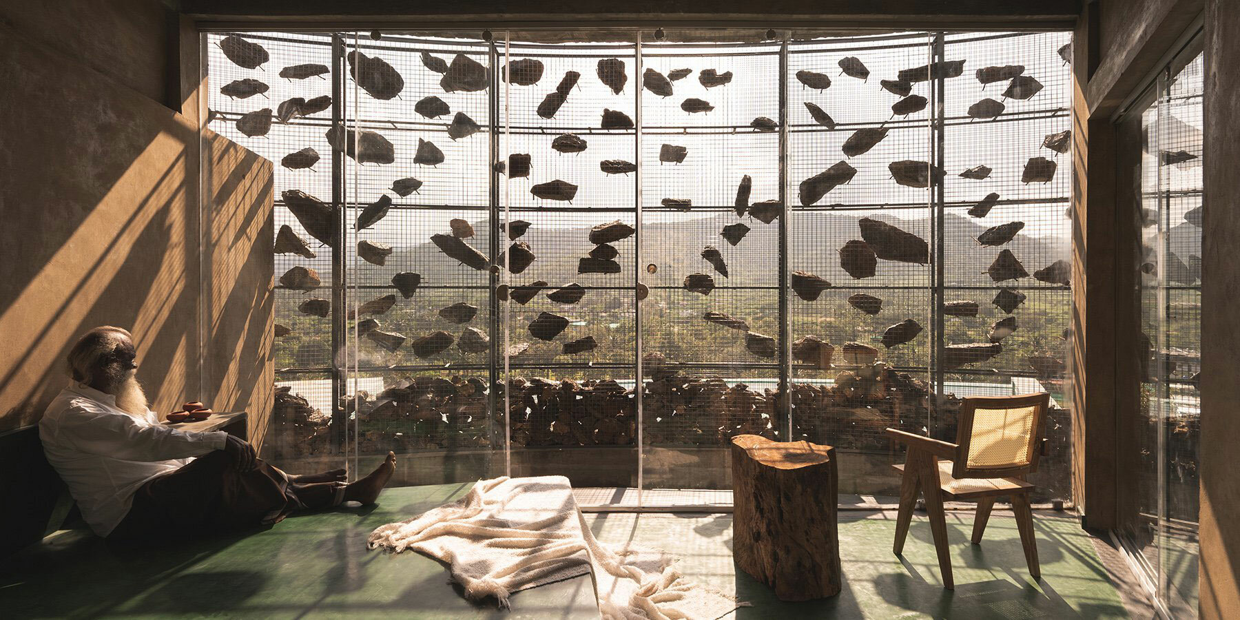 locally-sourced-gabion-wall-earthscape-residence-filter-strong-winds-india-designboom-full-02