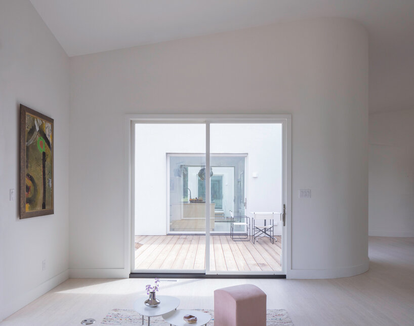 schaum/shieh's residence in the US slides along natural contours to form green pockets