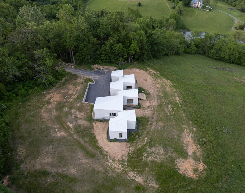 schaum/shieh's residence in the US slides along natural contours to form green pockets