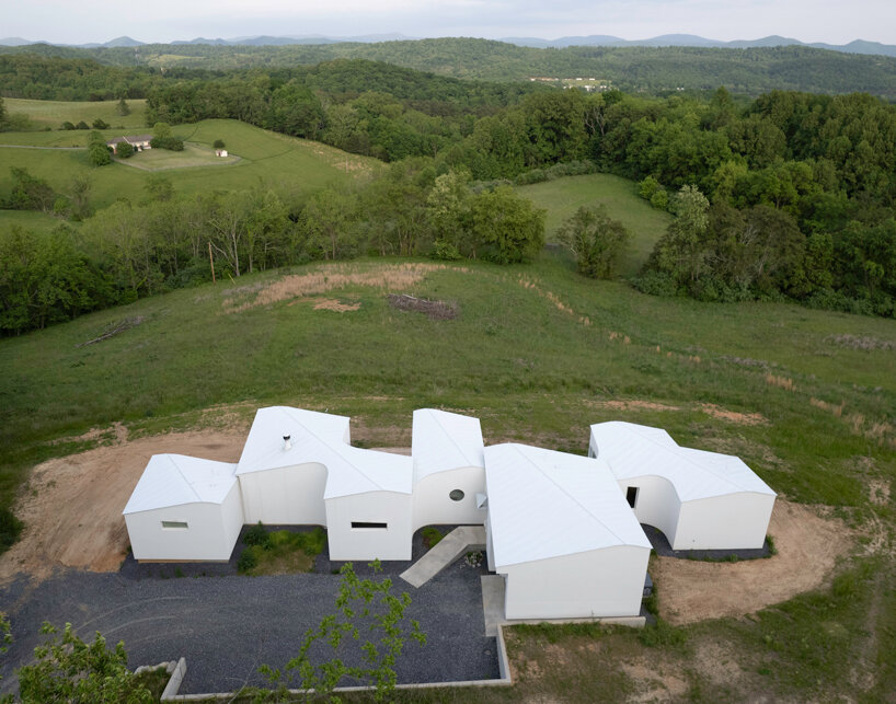 schaum/shieh's residence in the US slides along natural contours to form green pockets