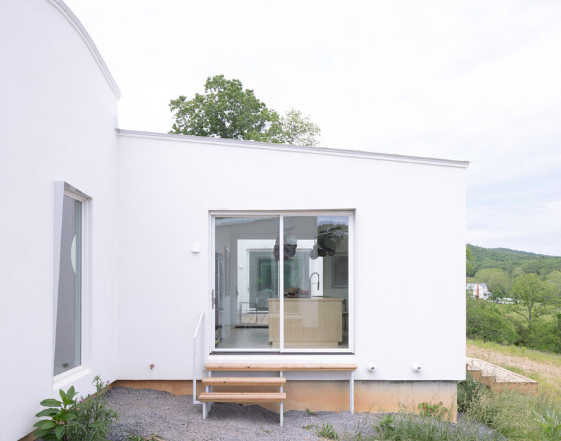 schaum/shieh's residence in the US slides along natural contours to form green pockets