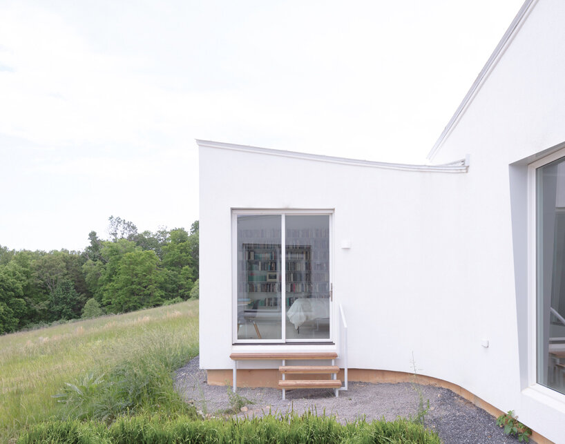 schaum/shieh's residence in the US slides along natural contours to form green pockets