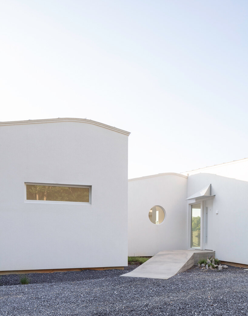 schaum/shieh's residence in the US slides along natural contours to form green pockets