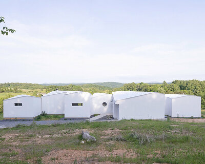 schaum/shieh's residence in the US slides along natural contours to form green pockets
