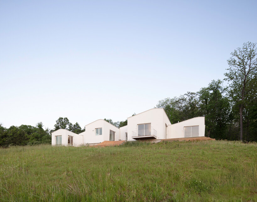 schaum/shieh's residence in the US slides along natural contours to form green pockets
