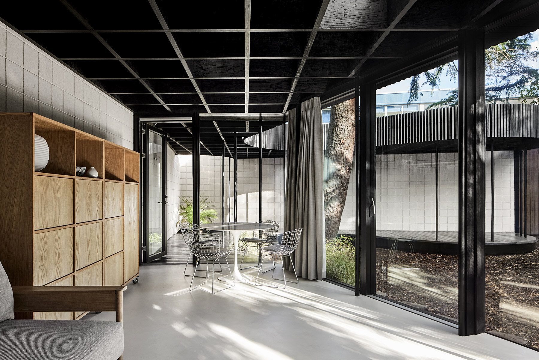 tikari-studio-room-around-tree-designboom-06a