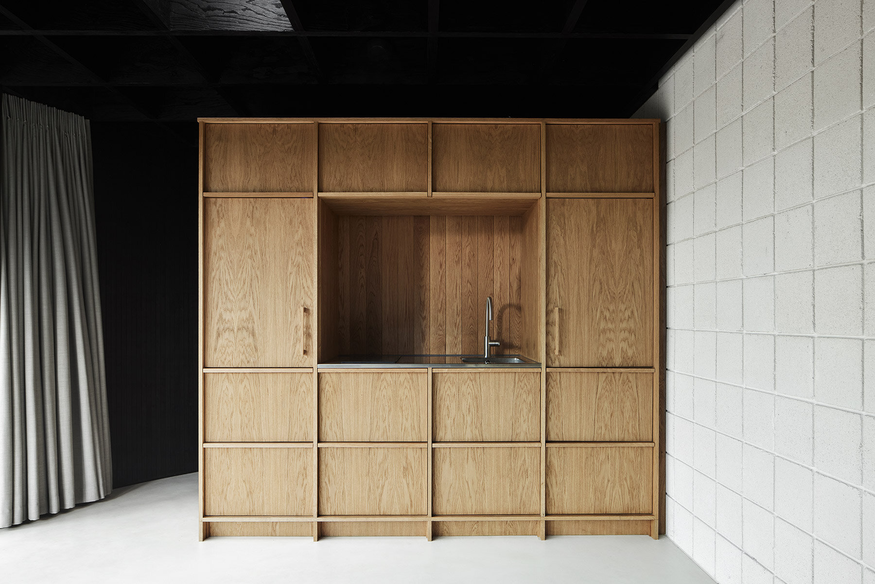 tikari-studio-room-around-tree-designboom-08a