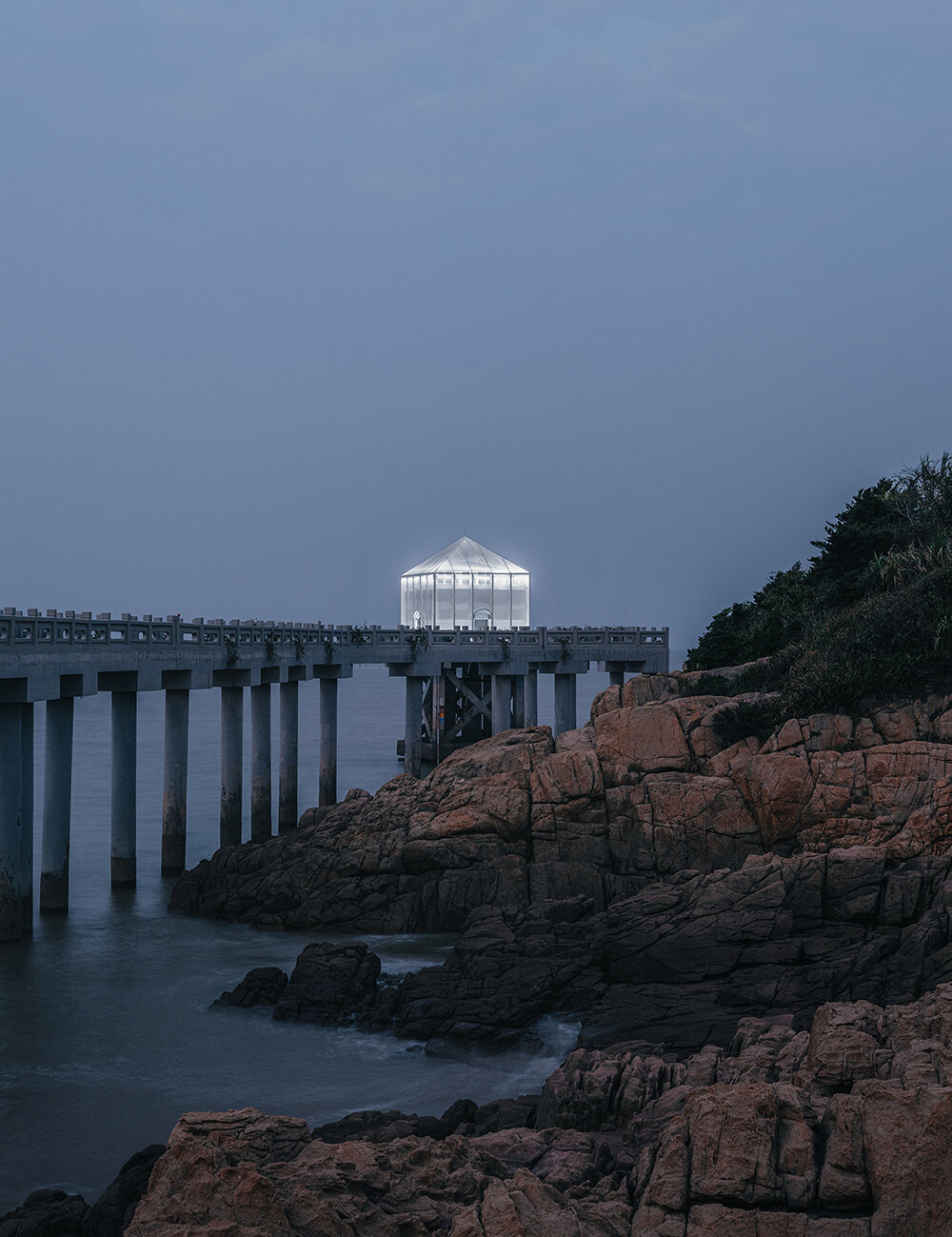 covered in sheer white mesh, this daydream trail station casts a poetic glow in coastal china