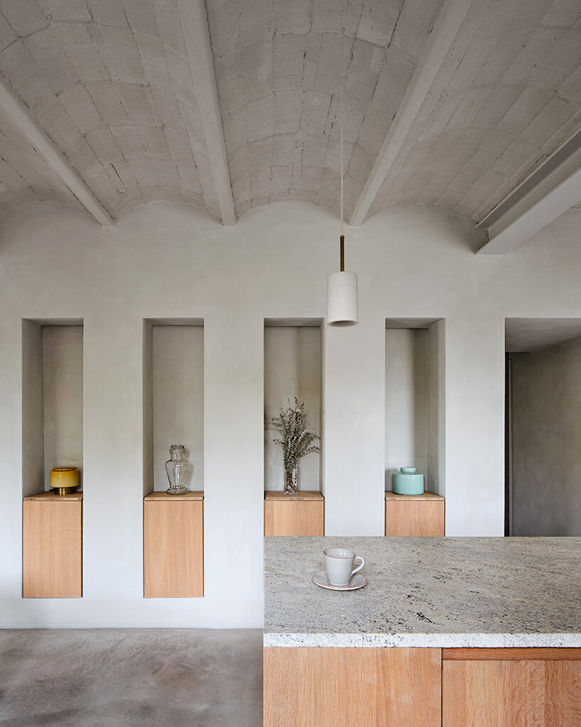 05 AM arquitectura fits a renovated townhouse in the historic streets of girona