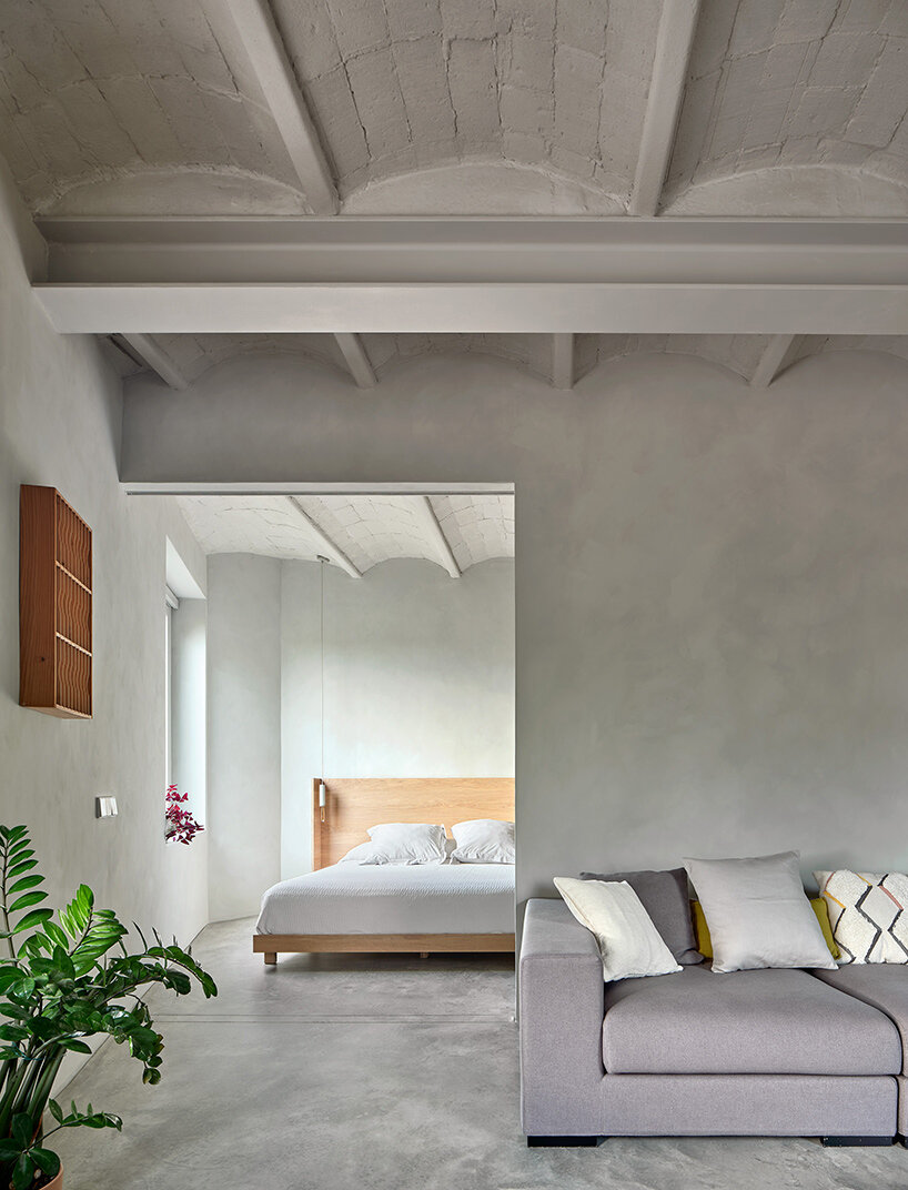 05 AM arquitectura fits a renovated townhouse in the historic streets of girona