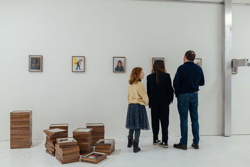 robots endlessly sort through photographs in oliver frank chanarin's latest show at KARST