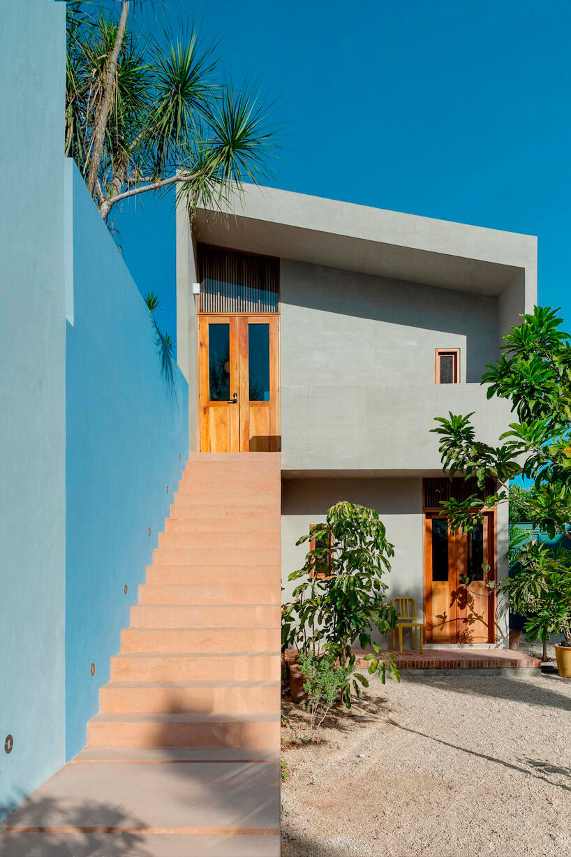 clay bricks clad vibrant 1980s home in mexico revived by fmt estudio