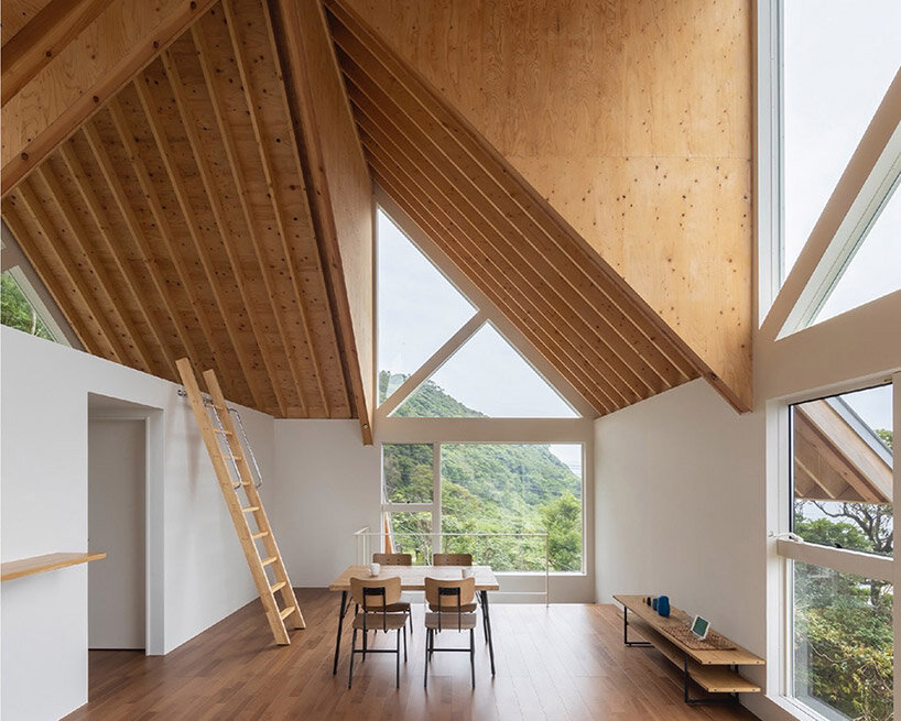 japanese futtsu weekend house topped by a complex folding rooftop by atelier MEME