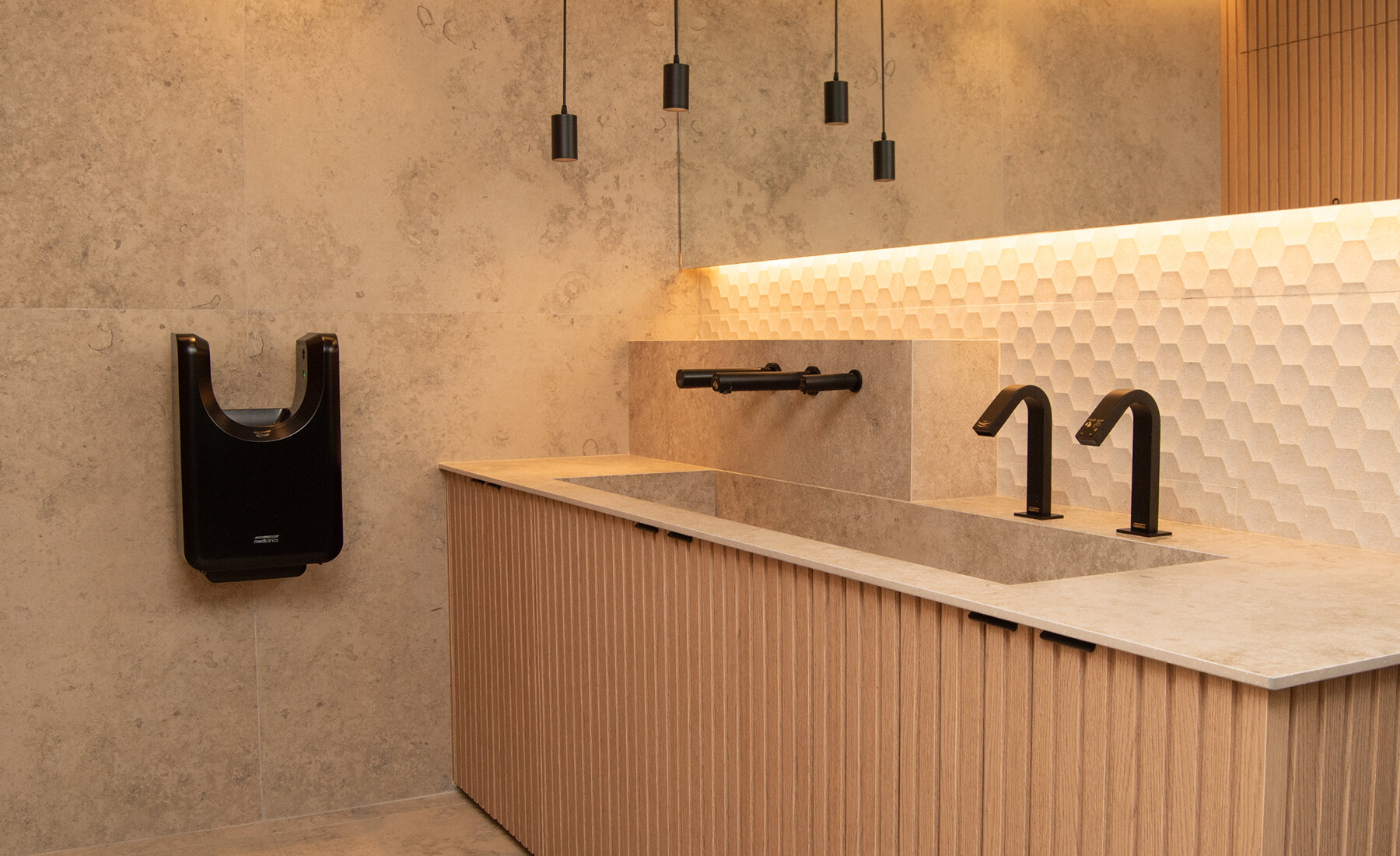 mediclinics-uflow-hand-dryer-designboom-fullwidth
