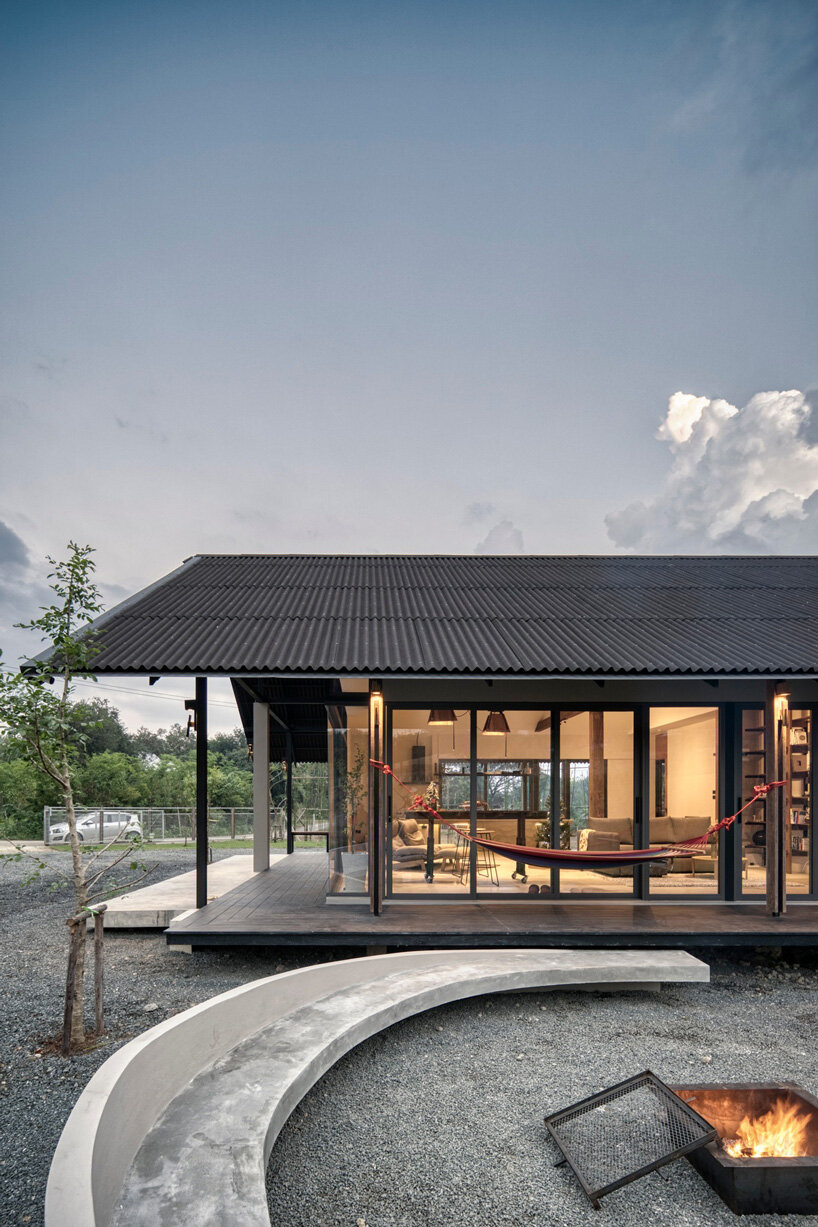 Kabina e laboratorit të dizajnit të peizazhit të shtëpisë në Tajlandë lidhet me bregun përreth liqenit