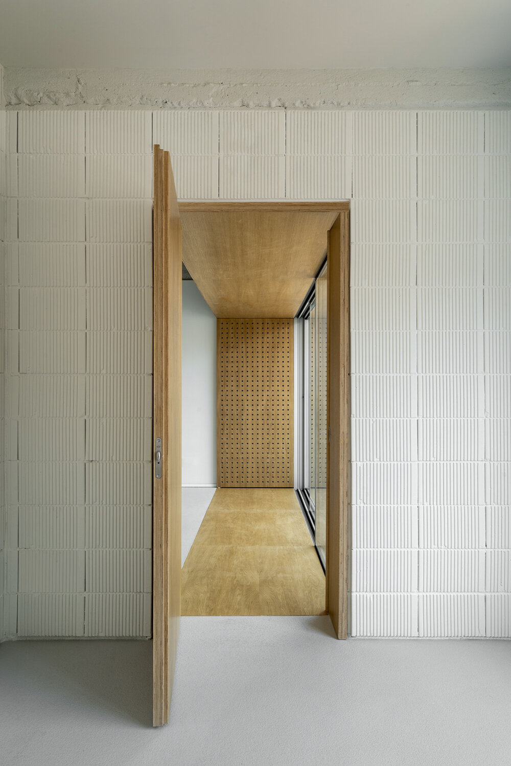 PACHON — PAREDES challenges spatial archetypes with 'non-binary' residence in madrid