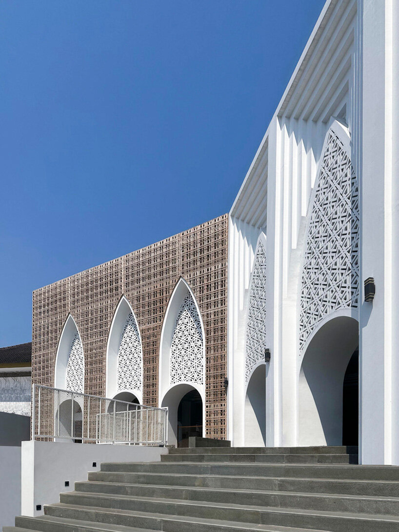 andyrahman architect ornaments mosque in indonesia with lombok-style wickerwork