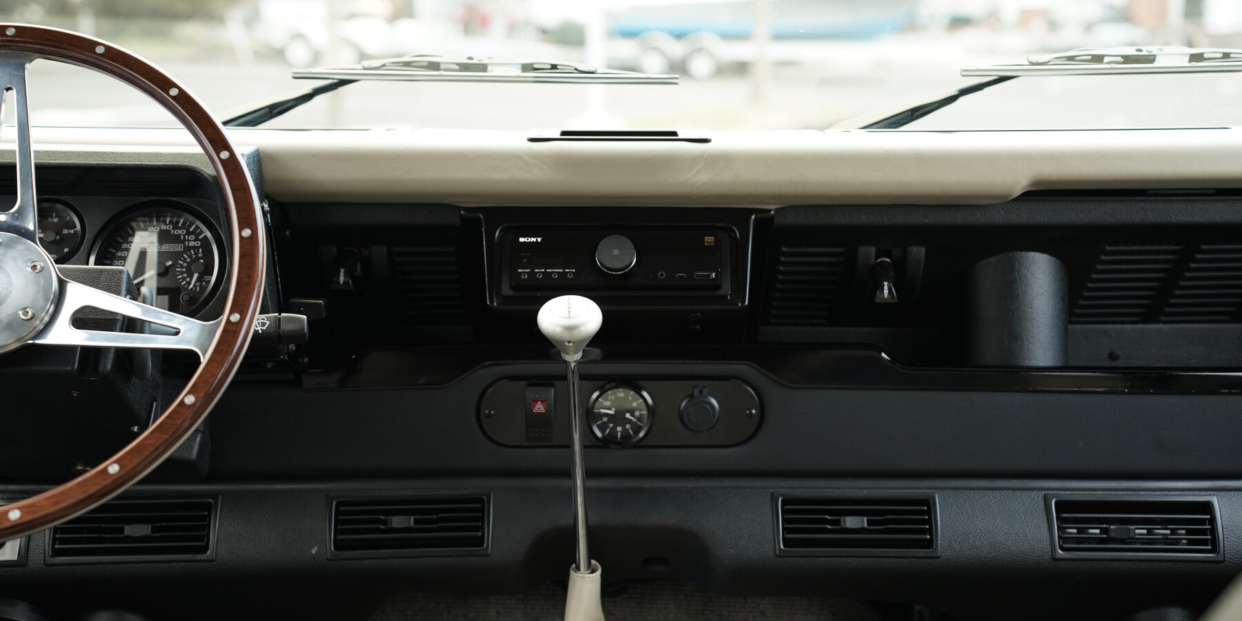 blackbridge-motor-custom-defender-110-mark-2-vintage-land-rover-designboom-ban