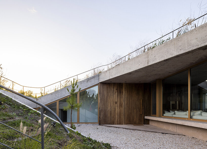 ZIM arquitextura's grass-topped arena house adapts to the dunes of coastal argentina