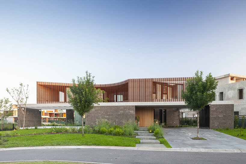 estudio PKa-designed 'casa órbita' revolves around a central garden in argentina