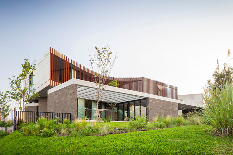 estudio PKa-designed 'casa órbita' revolves around a central garden in argentina