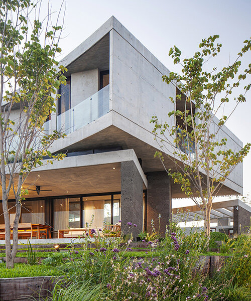 estudio PKa-designed 'casa órbita' revolves around a central garden in argentina