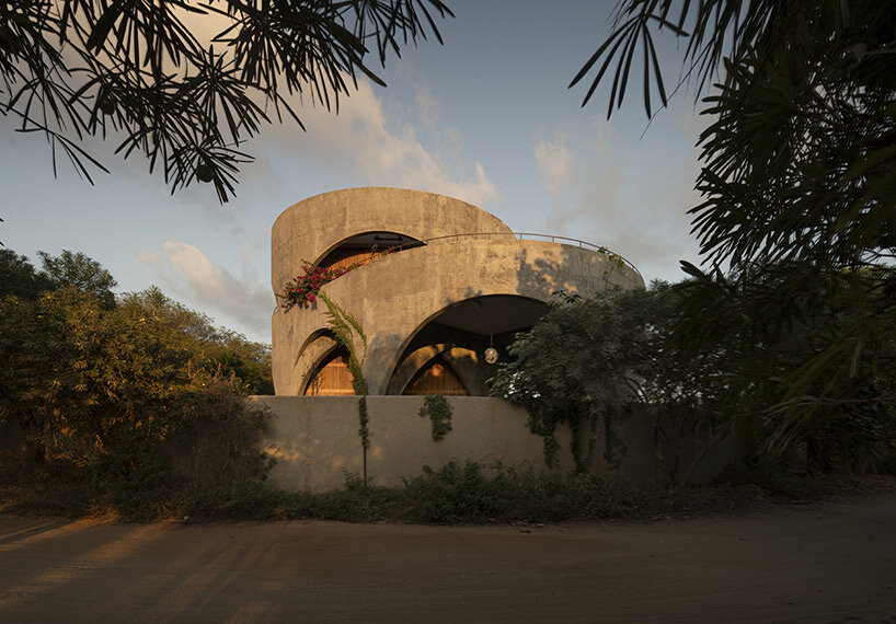 estudio carroll's 'toro house' embraces oaxacan coast with arches and ...