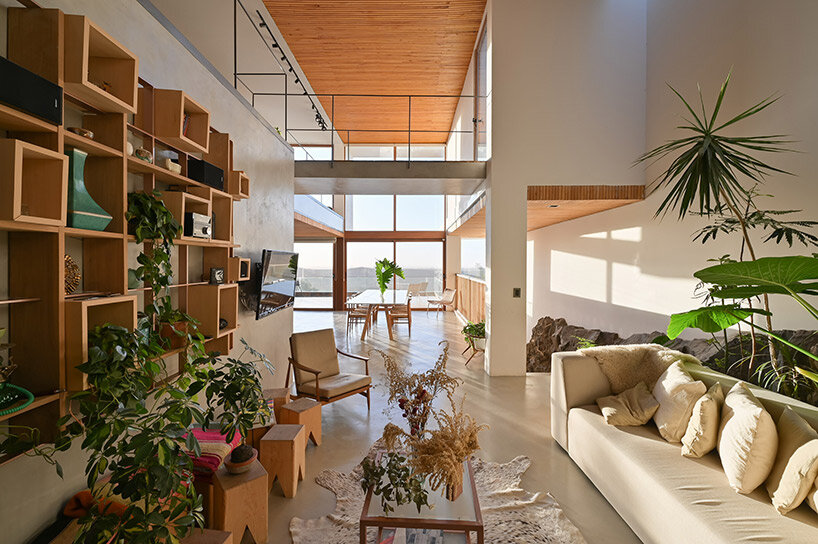 Arkitektura minimaliste takohet me gurin e papërpunuar: një shtëpi në Argjentinë është ndërtuar në tokë