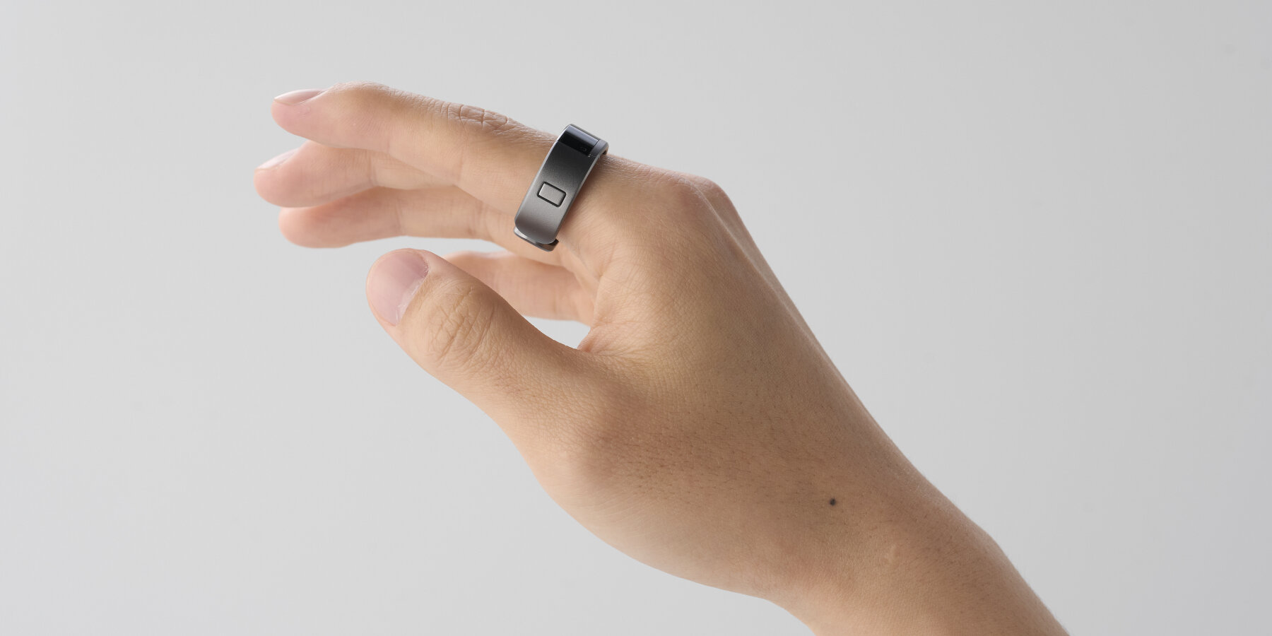 wizpr-ring-ai-chatgpt-gemini-whisper-ces-2024-designboom-ban2