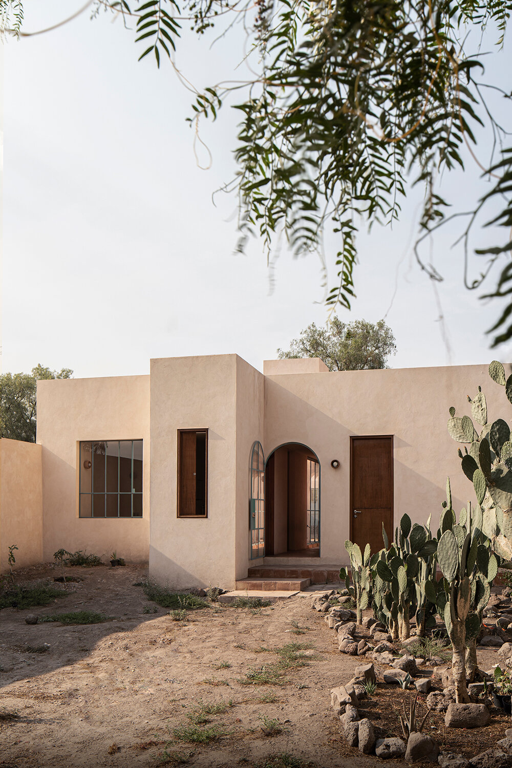 Casa Mixquavala de Omar Vergara invita a la reflexión y la escritura en medio de la naturaleza árida de México.