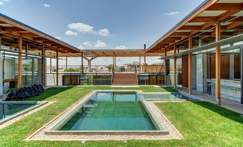 apiacás arquitetos projeta Casa Serra Azul como um claustro ensolarado no Brasil