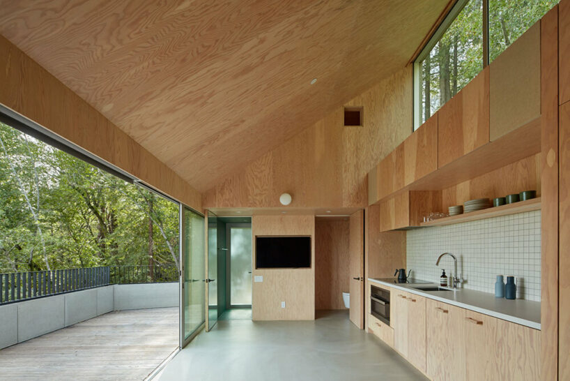 mork-ulnes architects tucks a 38 sqm guesthouse on a steep hillside in california