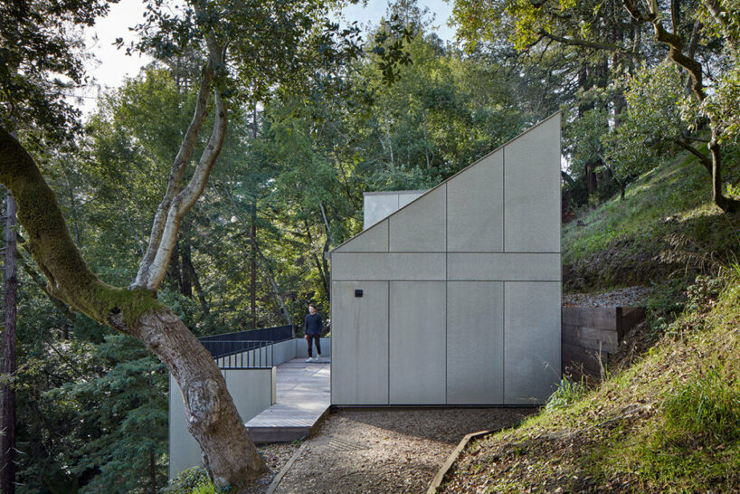 mork-ulnes architects tucks a 38 sqm guesthouse on a steep hillside in california