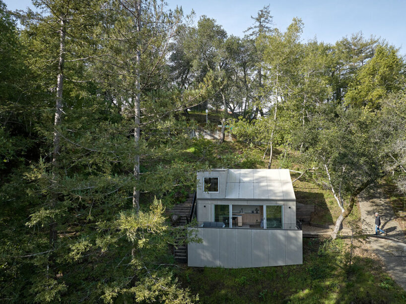 mork-ulnes architects tucks a 38 sqm guesthouse on a steep hillside in california